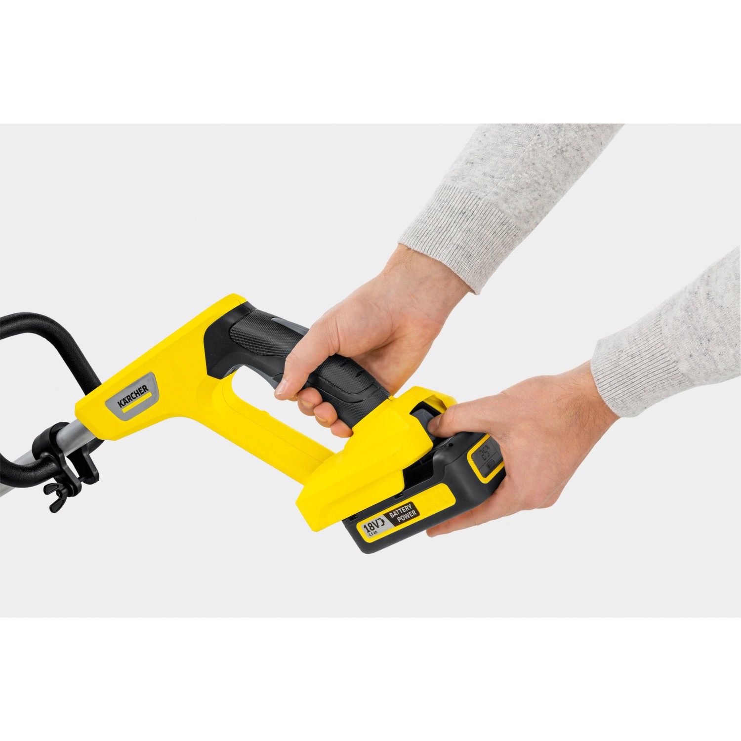 Kärcher Akku-Rasentrimmer LTR 18-30: Akku wird eingesetzt. Gelber Trimmer mit eingesetztem Akku.