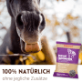 Pferdemaul mit Zunge und violetter Supravit Luzernecobs Pferdefutter Beutel. Natürliche Luzernepellets mit Carotin für Pferde.