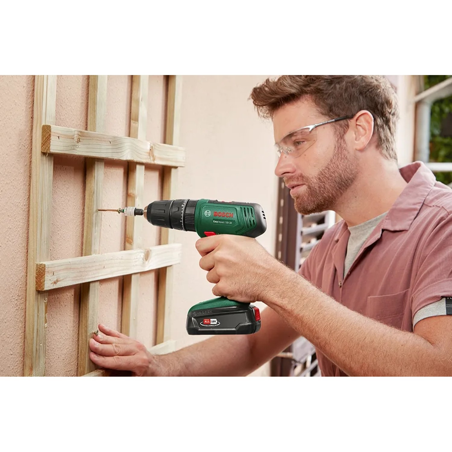 Bosch Akku-Schlagbohrschrauber beim Schrauben in Holzkonstruktion.