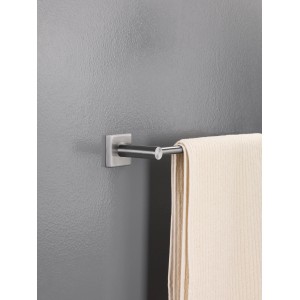 Spirella Badetuchhalter Nyo-Steel, Edelstahl gebürstet, 60 cm mit Handtuch an grauer Wand.