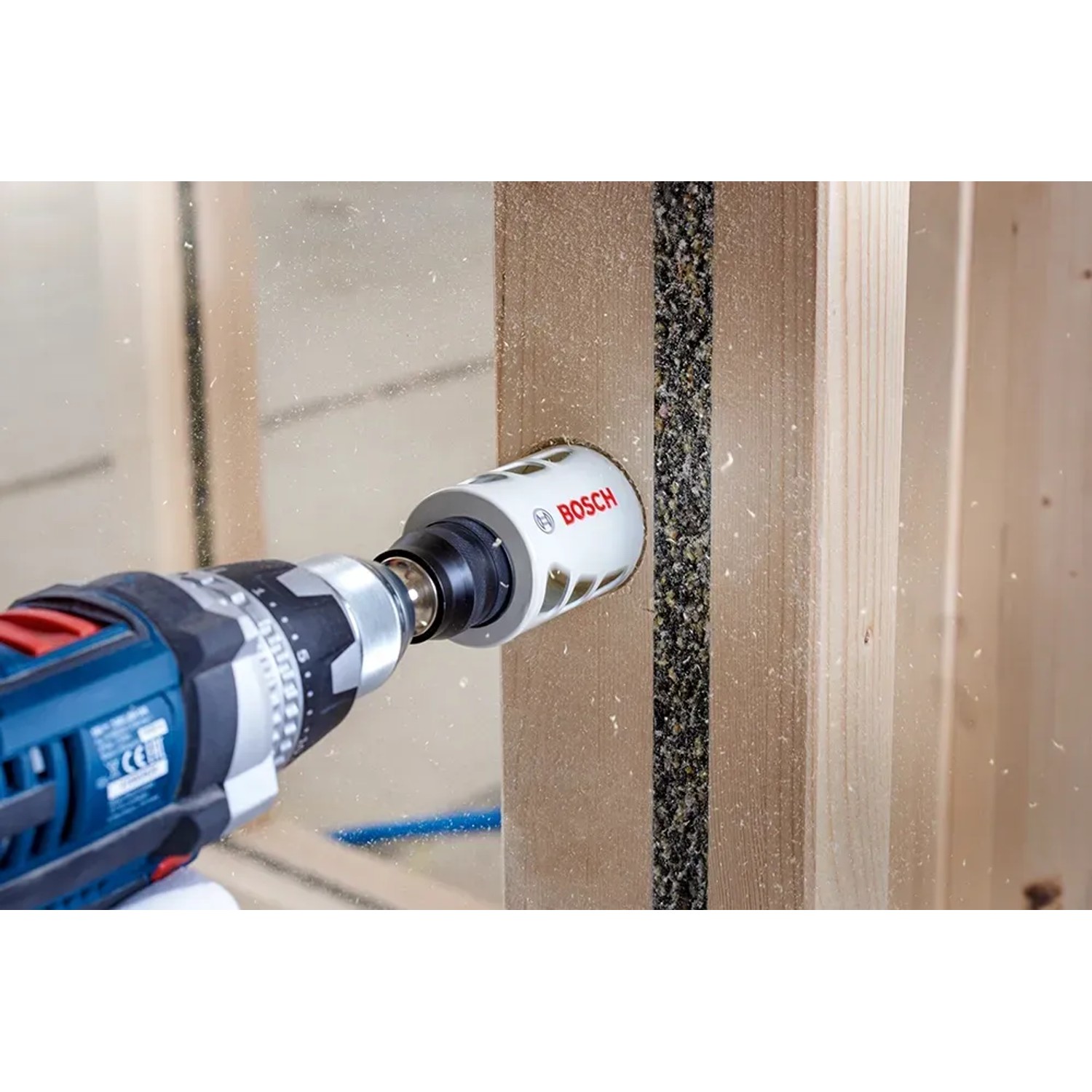 Bosch BI-Metall Lochsäge (Ø 38mm) im Einsatz an einer Holzwand.