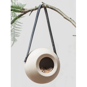 Beiges SingingFriend Vogelhaus Lisa am Ast mit Futter. Keramik Futterspender zum Hängen.