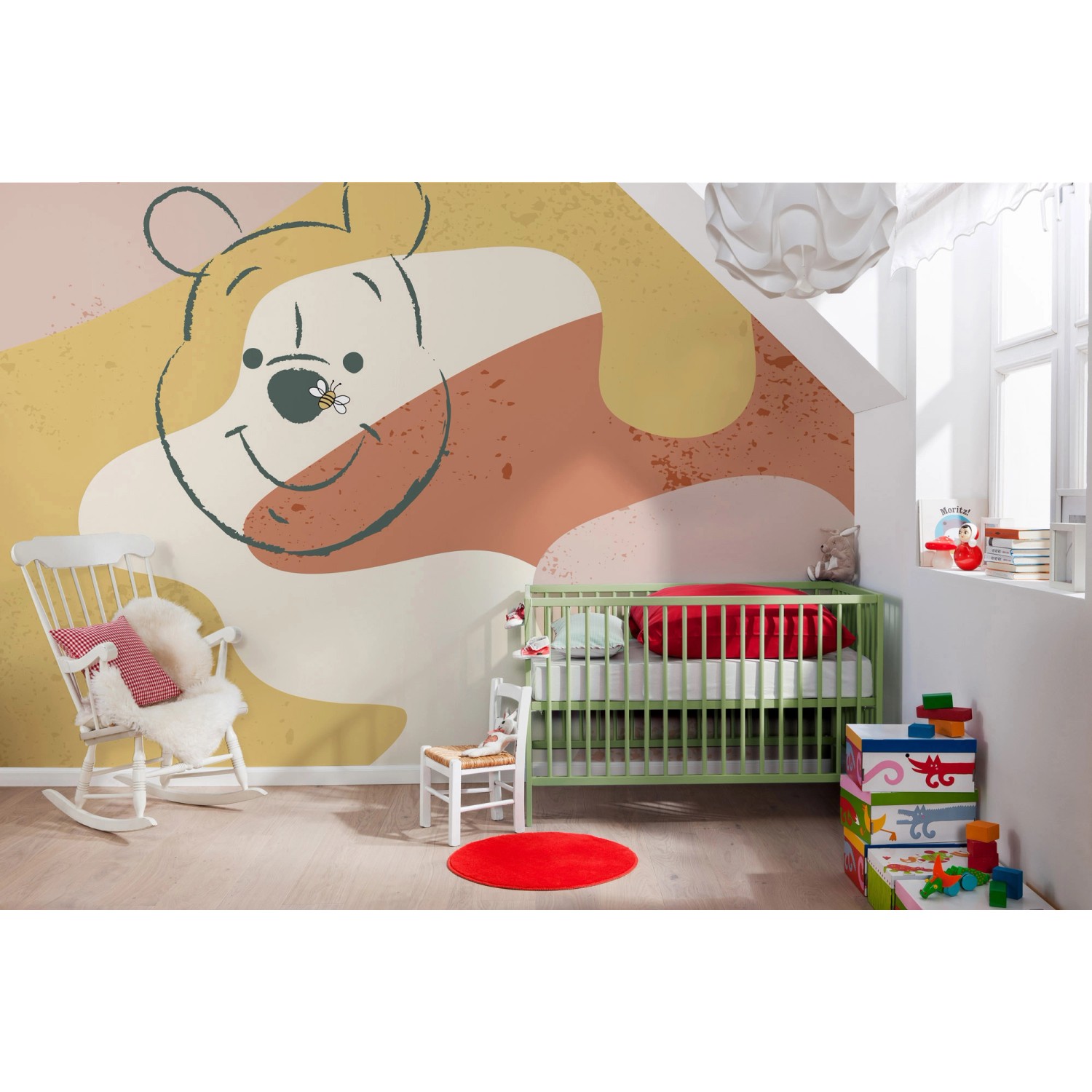 Kinderzimmer mit Winnie the Pooh Vliesfototapete (400x280 cm) an der Wand.
