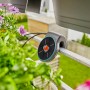 Gardena Aqua Bloom Solar-Bewässerungsset am Balkongeländer, automatische Bewässerung für bis zu 20 Pflanzen.