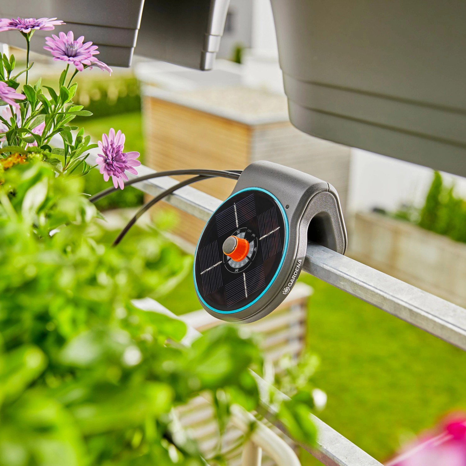 Gardena Aqua Bloom Solar-Bewässerungsset am Balkongeländer, automatische Bewässerung für bis zu 20 Pflanzen.