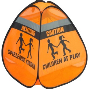 3D-Straßenwarnschild „Spielende Kinder“ in Orange und Schwarz mit Reflektorstreifen.
