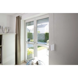 Schellenberg Rollladen-Schnurwickler mit 5 m Schnur, weiß, montiert an einer Wand neben einem Fenster.