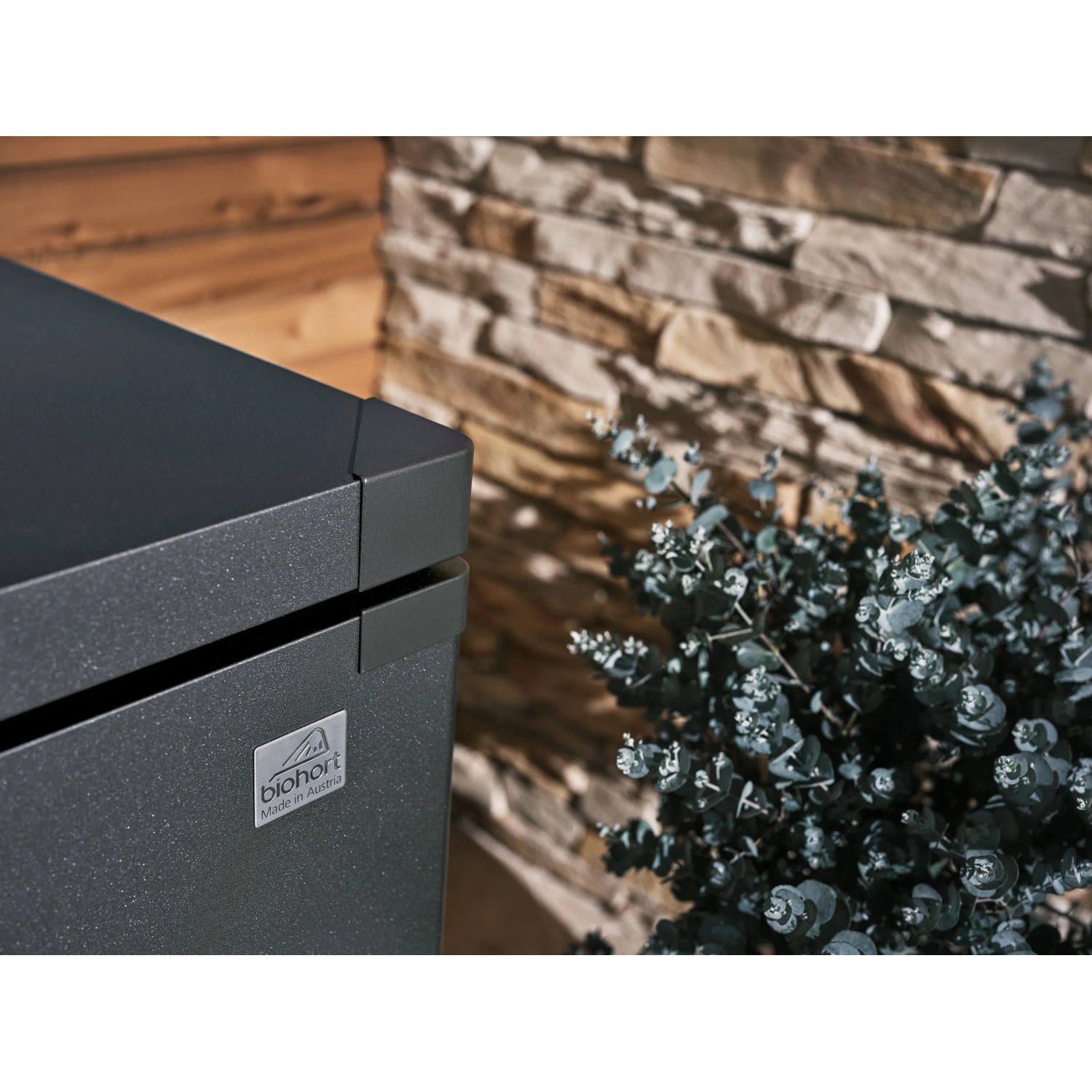 Detailansicht der Biohort StyleBox 210 in Dunkelgrau-Metallic. Zeigt die hochwertige, strukturierte Oberfläche der Universalbox.