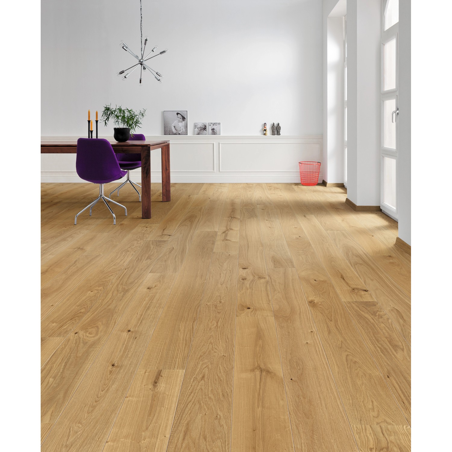 Verlegtes, geöltes Eiche Parkett von Living by HARO in Landhausdielen Optik im Wohnraum.