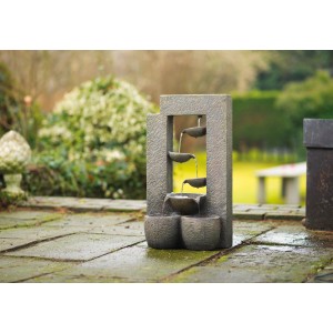 Acqua Arte Wasserspiel Bern, rustikaler Gartenbrunnen in Steinoptik mit mehreren Schalen.