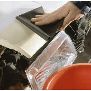 Hand schleift Spachtel mit LUX Nass-Schleifpapier K80. Schleifmittel für Oberflächenbearbeitung.
