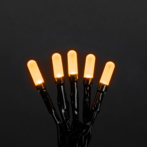 Konstsmide Micro LED Lichterkette mit 100 bernsteinfarbenen, gefrosteten Dioden und grünem Kabel.