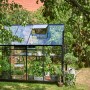 Schwarzes Halls Gewächshaus Qube 68 (5 m²) mit Pflanzen im Garten.