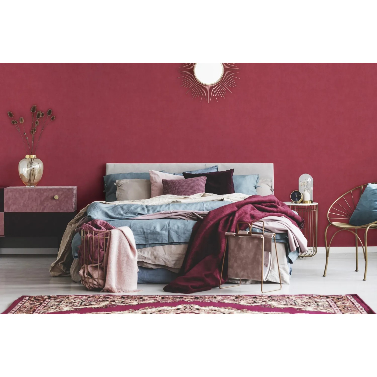 Schlafzimmer mit roter, leicht strukturierter Vliestapete Uni Matt FSC® an der Wand.