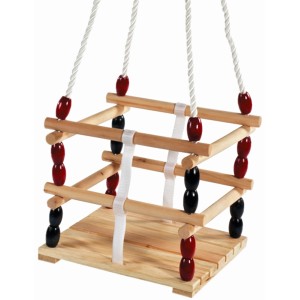 Verstellbare Happy People Gitterschaukel aus Holz mit roten und schwarzen Akzenten.