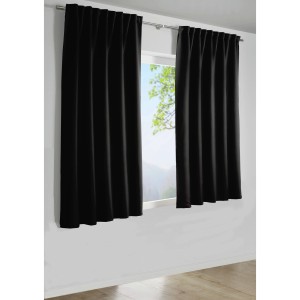 Schwarzer Bennetti Dimout Schal mit Gardinenband vor Fenster, verdunkelnd, 140x245 cm.