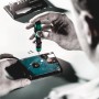 Wera Bit-Set Kraftform Kompakt 12: Schraubendreher mit Bits in Anwendung.