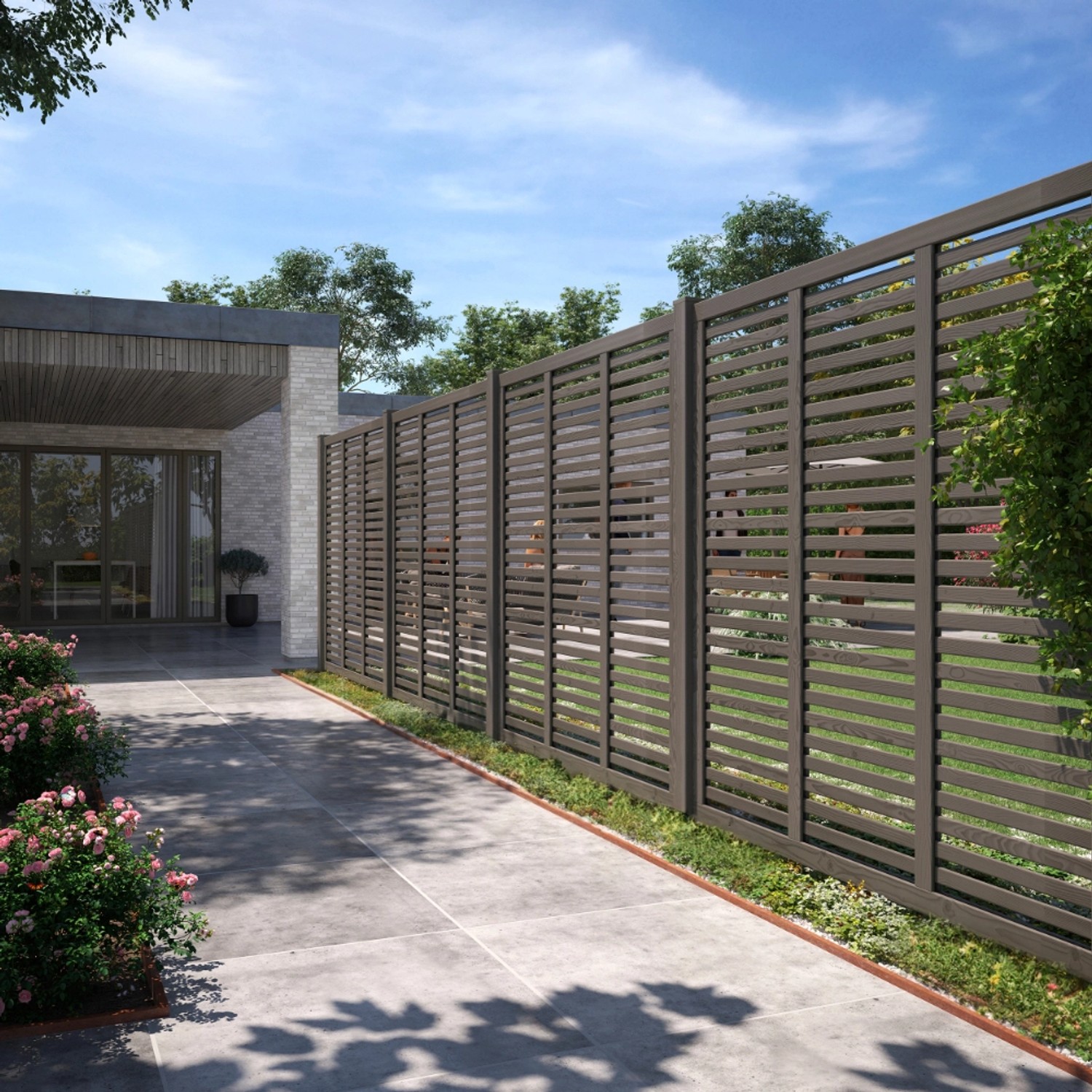 Umbragrauer Sichtschutzzaun Harmoni aus Nadelholz, 180x180 cm, im Garten.