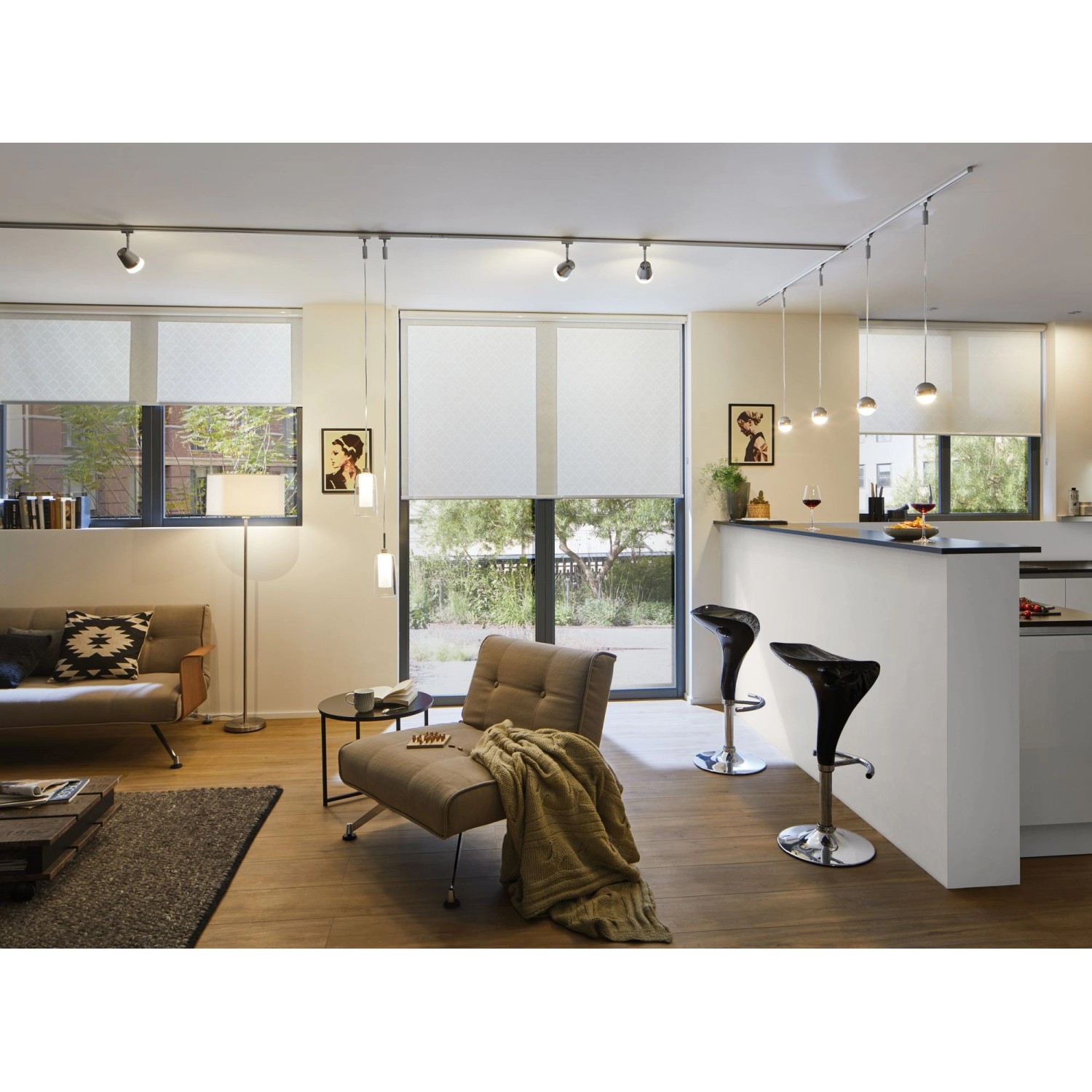 Wohnraum mit URail Schienensystem und Paulmann LED Pendelleuchte Arido II, Chrom matt.