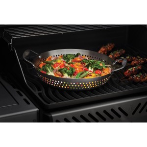 Napoleon Gemüsekorb aus Edelstahl auf Grill mit Gemüse.