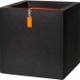 Schwarzer, viereckiger Capi Pflanztopf Smooth, 50x50x50 cm, für Innen- und Außenbereich.