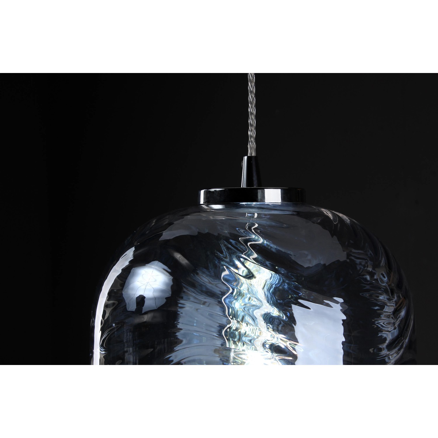 LUCE Design Pendelleuchte Nereide mit blauem Glasschirm und Wellenmuster.