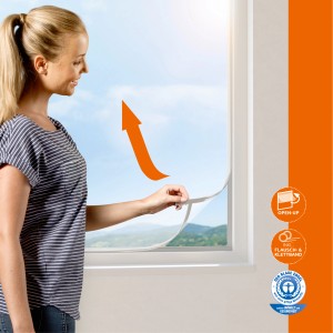 Windhager Insektenschutzrahmen IS Open-Up, weiß, 130x150cm, mit Frau am Fenster.