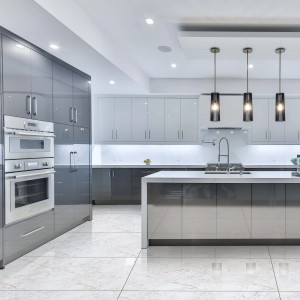 Verlegte, polierte Bodenfliese Wave Feinsteinzeug Marmor White 60x120 cm in moderner Küche.