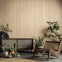 Grosfillex Wandpaneel Element 3D Linio Ash Light, Holzoptik, montiert an einer Wohnzimmerwand.