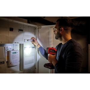 Einhell Akku-Lampe TC-CL 18/350 Li im Einsatz an einem Sicherungskasten. Akkugerät mit LED-Licht.