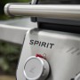 Detailaufnahme: Weber Gasgrill E-210 Spirit, schwarzer Grill mit Drehknopf und "Spirit" Schriftzug.
