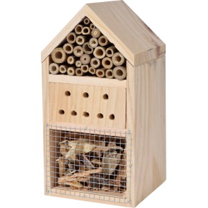 Nadelholz Insektenhotel mit Satteldach, gefüllt mit Bambus, Holz und Gitter.