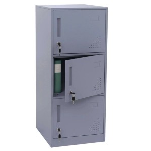 Grauer MCW Spind P63 mit 3 Türen, eine Tür geöffnet, geeignet als Büroschrank.