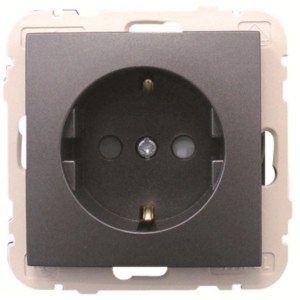 Graue Logus Steckdose mit erhöhtem Berührungsschutz für Unterputzmontage.