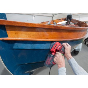 Skil Multischleifer 7280DA in Nutzung beim Schleifen eines Bootsrumpfes.