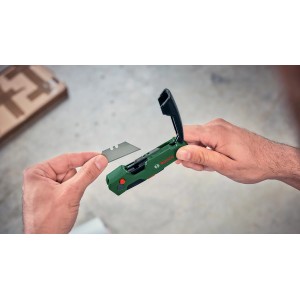 Bosch Klappmesser mit Trapezklinge wird von Hand bestückt.