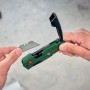 Bosch Klappmesser mit Trapezklinge wird von Hand bestückt.