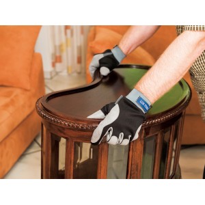 Mann mit LUX Arbeitshandschuhen HS Soft Protect (Gr. 8) beim Möbel polieren.