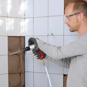 Einhell TC-AC 420/50/10 V Kompressor im Einsatz beim Entfernen von Fliesen.