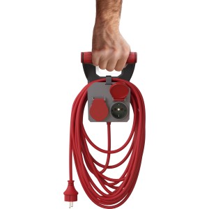 Grau-rotes Verlängerungskabel RollOn 10m mit Wandhalterung in Hand gehalten.