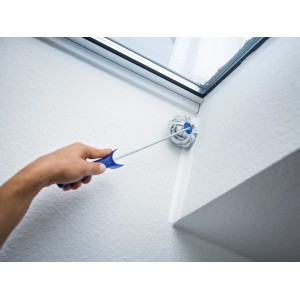 LUX Eckenroller 5 cm Polyester in Anwendung zum Streichen einer Ecke.