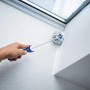 LUX Eckenroller 5 cm Polyester in Anwendung zum Streichen einer Ecke.