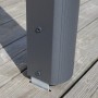 Detailaufnahme: Anthrazitfarbener Pfosten der Terrassenüberdachung Garda mit Bodenbefestigung.