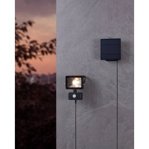 Schwarze Eglo LED Solar Wandleuchte Villagrappa mit Solarpanel und Bewegungssensor.