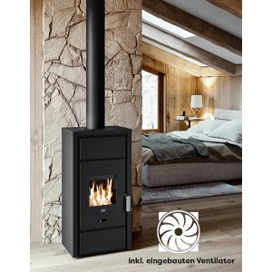 Schwarzer Blaze Kaminofen Ester 6 kW mit Ventilation im Wohnraum.