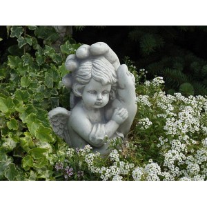 Weiße Grabdekoration: Engel in Hand aus Beton für den Garten.