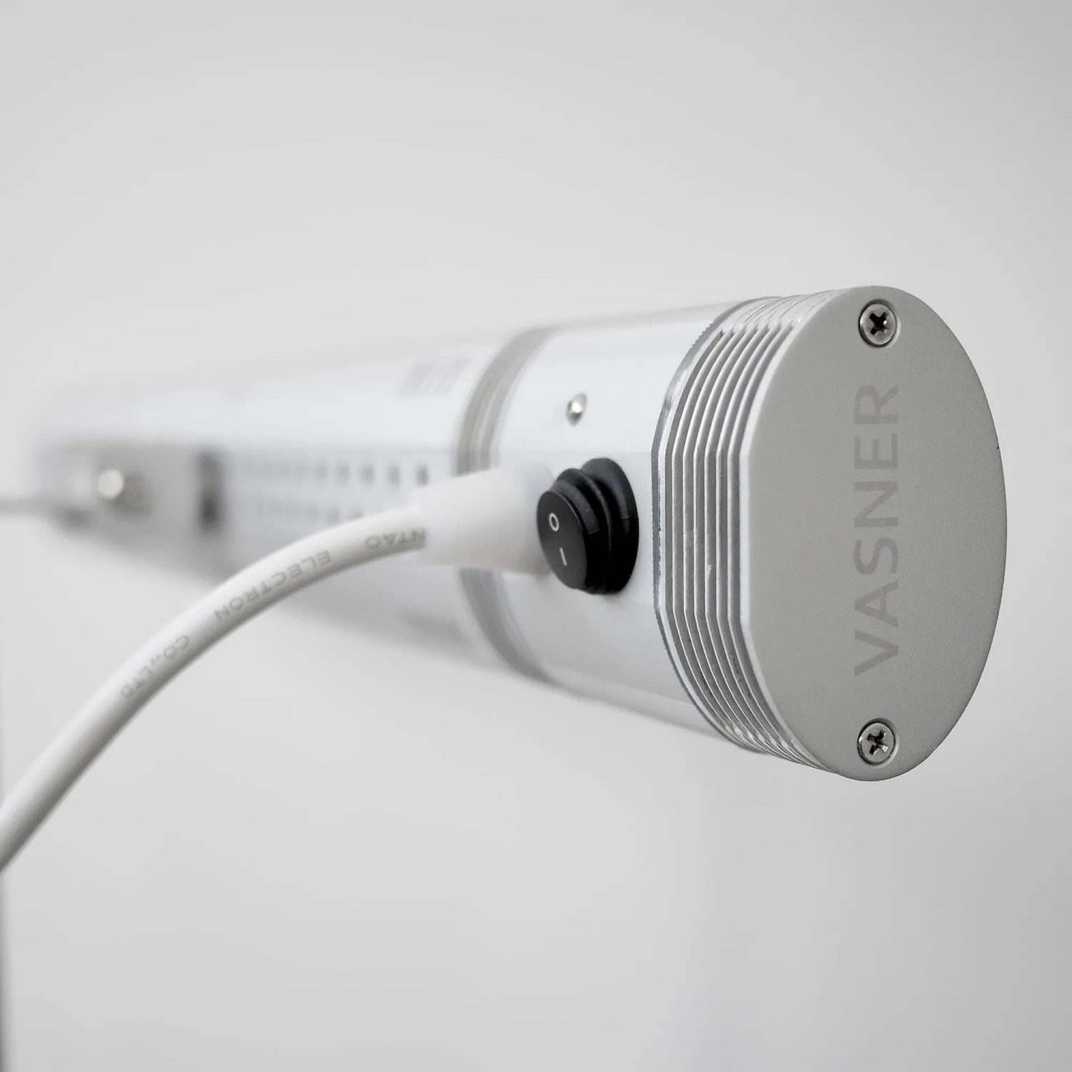 VASNER SlimLine X20 Infrarot-Heizstrahler, 2000W, Silber, Detailansicht mit Schalter und Kabel.