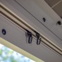Detailaufnahme: Laufschienen und Haken für Vorhänge am Sojag Pavillon Messina Champagner.