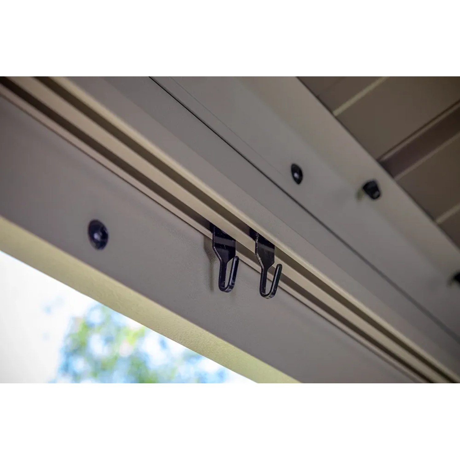 Detailaufnahme: Laufschienen und Haken für Vorhänge am Sojag Pavillon Messina Champagner.