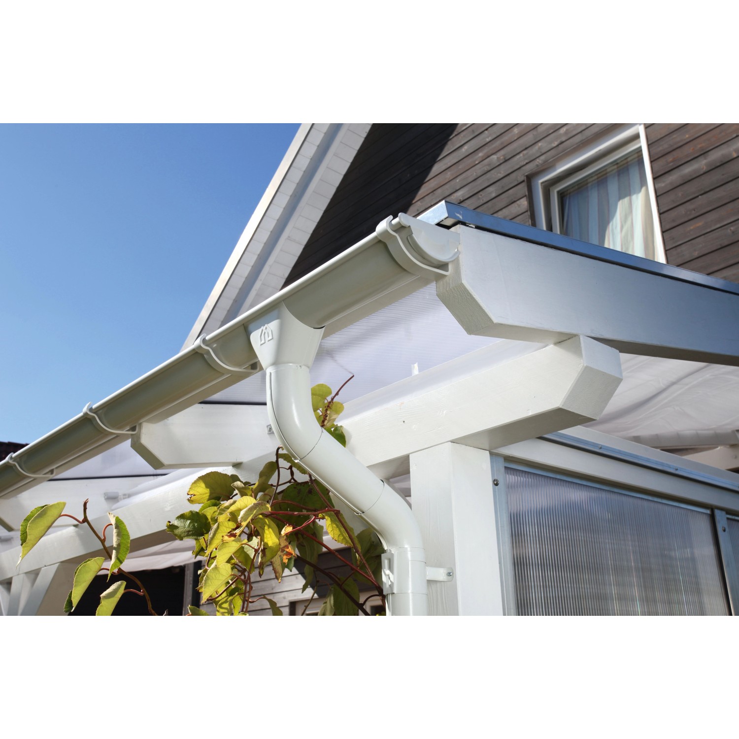 Weißes Regenrinnen-Set (2er) aus Stahl, verzinkt und beschichtet, für Carports und Gartenhäuser.